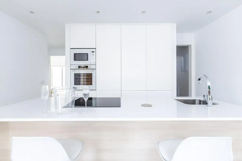 Oturma odası; ahşap zemin, doğal ışık, modern stil, yüksek tavan