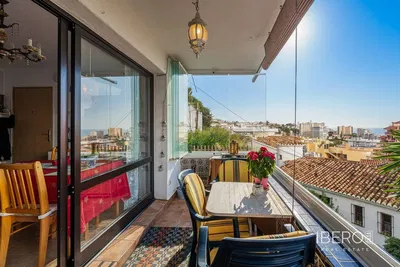 Σαλόνι; ξύλινο πάτωμα, φυσικό φως, μοντέρνο στυλ, ψηλά ταβάνια