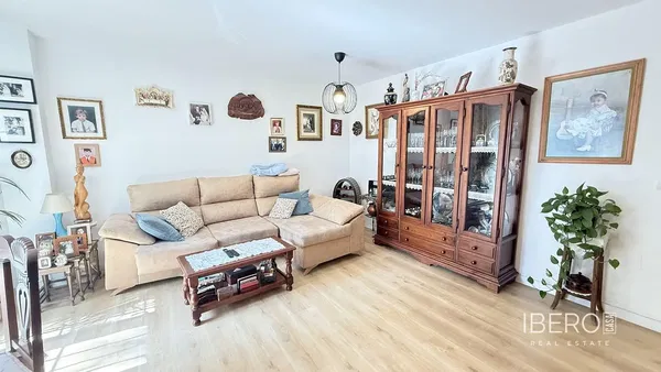 Σαλόνι; ξύλινο πάτωμα, φυσικό φως, μοντέρνο στυλ, ψηλά ταβάνια