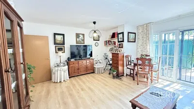 Σαλόνι; ξύλινο πάτωμα, φυσικό φως, μοντέρνο στυλ, ψηλά ταβάνια