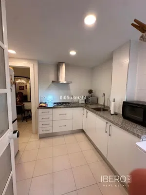 Σαλόνι; ξύλινο πάτωμα, φυσικό φως, μοντέρνο στυλ, ψηλά ταβάνια