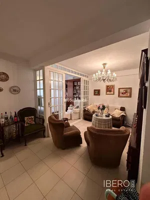 Σαλόνι; ξύλινο πάτωμα, φυσικό φως, μοντέρνο στυλ, ψηλά ταβάνια