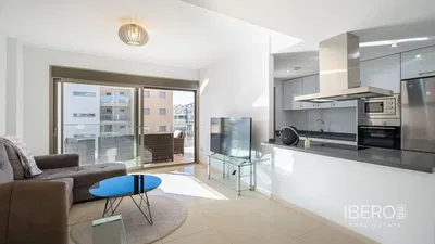 Dnevni boravak; drveni pod, prirodna svjetlost, moderan stil, visoki stropovi