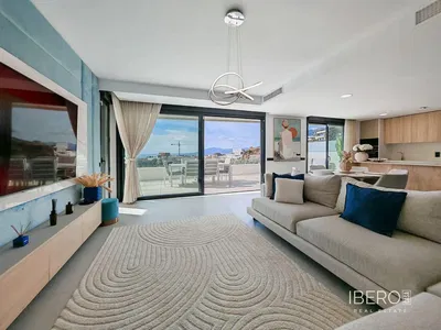 Σαλόνι; ξύλινο πάτωμα, φυσικό φως, μοντέρνο στυλ, ψηλά ταβάνια