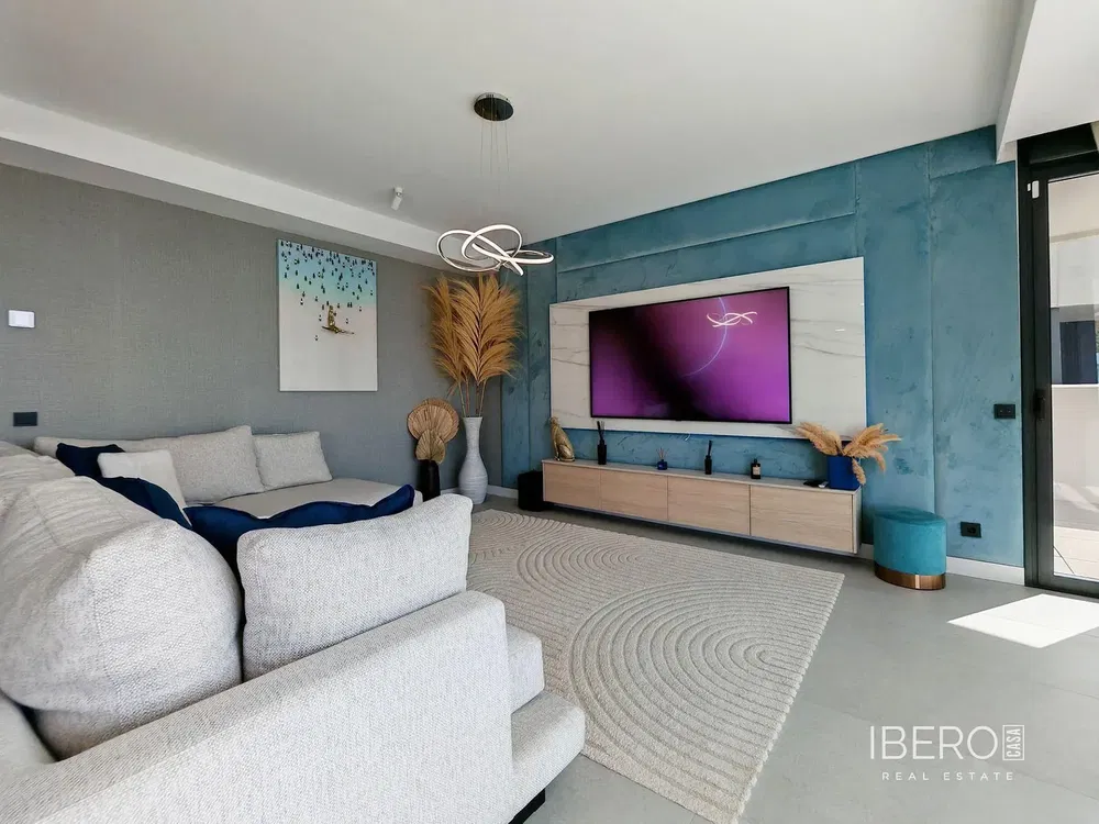 Σαλόνι; ξύλινο πάτωμα, φυσικό φως, μοντέρνο στυλ, ψηλά ταβάνια