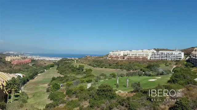 Wohnzimmer; holzboden, tageslicht, moderner stil, hohe decken