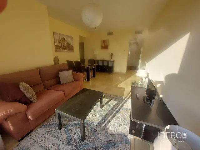 Wohnzimmer; holzboden, tageslicht, moderner stil, hohe decken