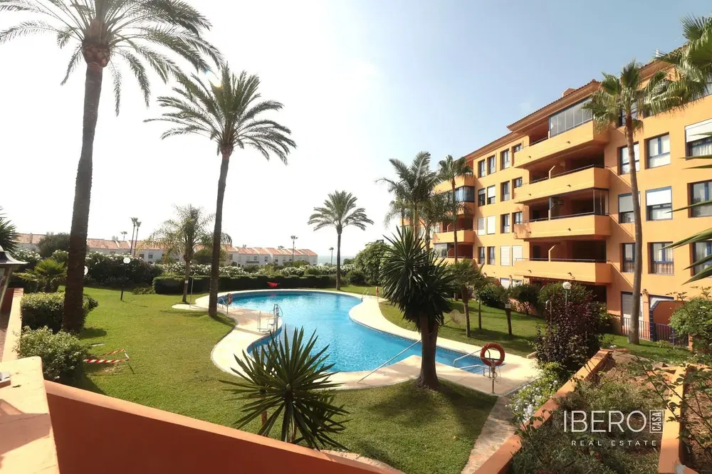 Σαλόνι; θέα, φυσικό φως, ξύλινο πάτωμα, μοντέρνο στυλ, ανακαινισμένο