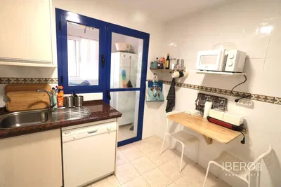 Σαλόνι; ξύλινο πάτωμα, φυσικό φως, μοντέρνο στυλ, ψηλά ταβάνια