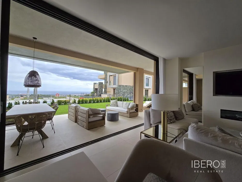 Σαλόνι; ξύλινο πάτωμα, φυσικό φως, μοντέρνο στυλ, ψηλά ταβάνια