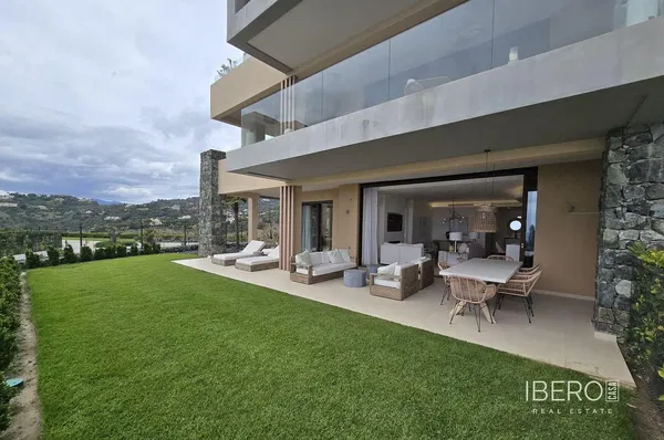 Σαλόνι; ξύλινο πάτωμα, φυσικό φως, μοντέρνο στυλ, ψηλά ταβάνια