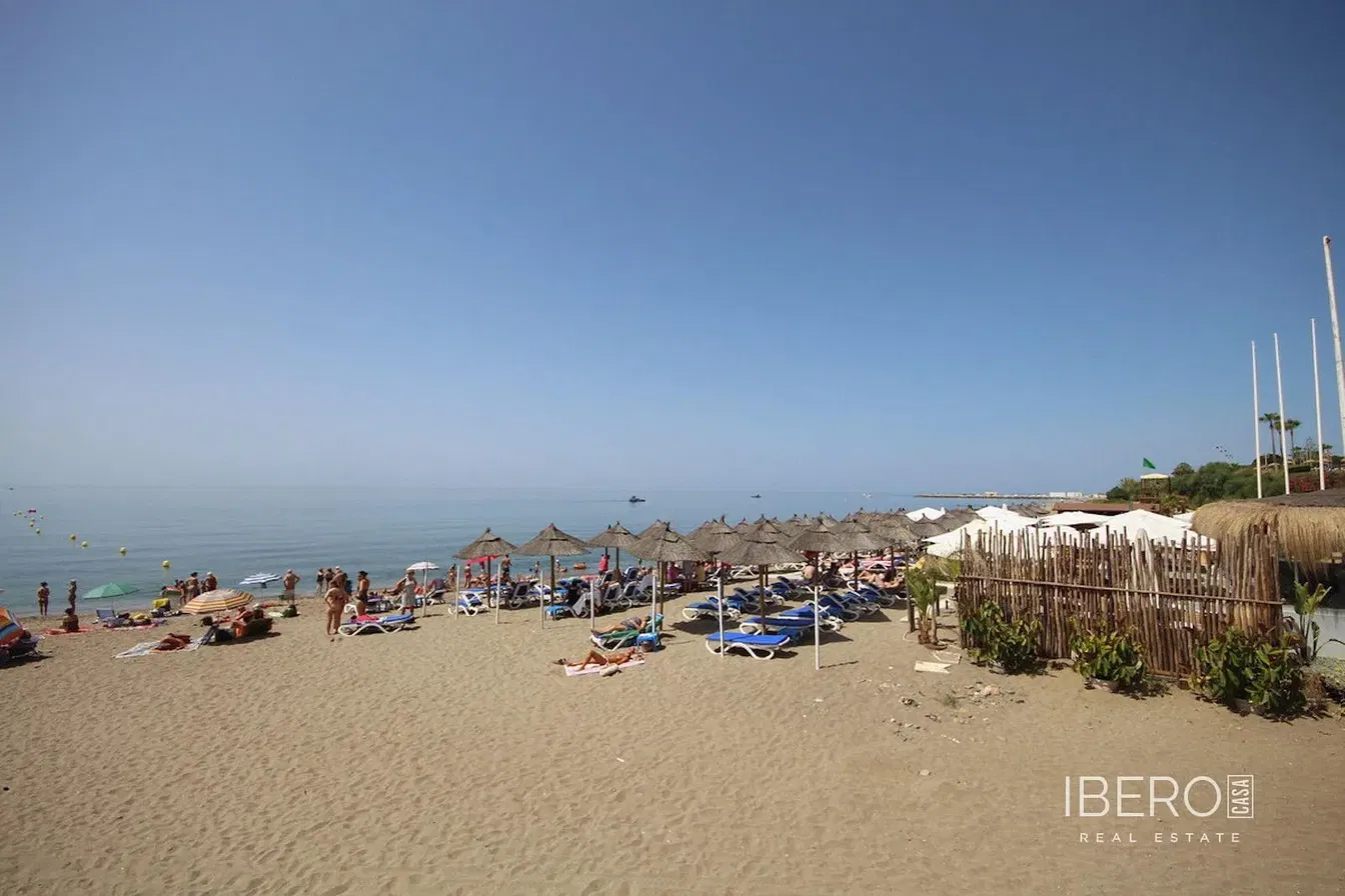 Salon; podłoga drewniana, światło dzienne, styl nowoczesny, wysokie sufity