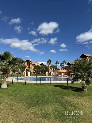 Obývačka; drevená podlaha, prirodzené svetlo, moderný štýl, vysoké stropy