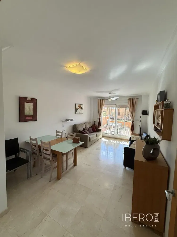 Obývačka; drevená podlaha, prirodzené svetlo, moderný štýl, vysoké stropy