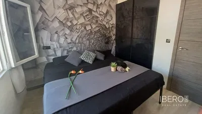 Sala de estar; chão de madeira, luz natural, estilo moderno, teto alto