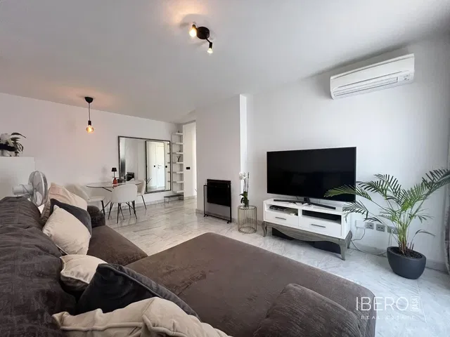 Wohnzimmer; holzboden, tageslicht, moderner stil, hohe decken