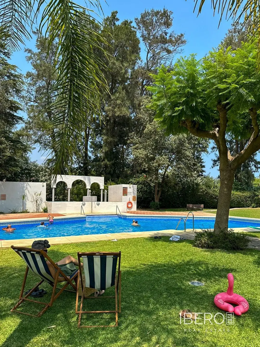 Obývačka; drevená podlaha, prirodzené svetlo, moderný štýl, vysoké stropy