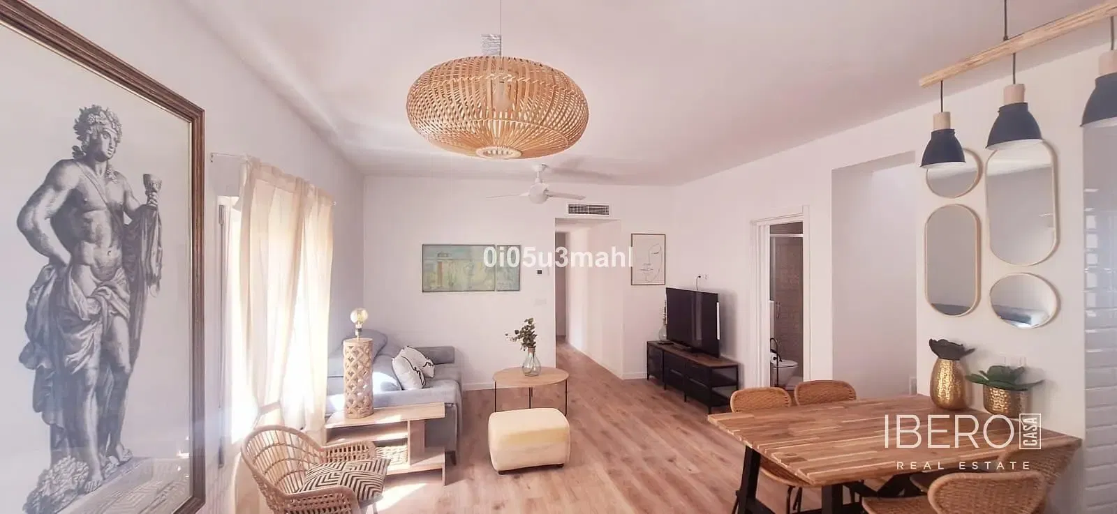 Σαλόνι; ξύλινο πάτωμα, φυσικό φως, μοντέρνο στυλ, ψηλά ταβάνια