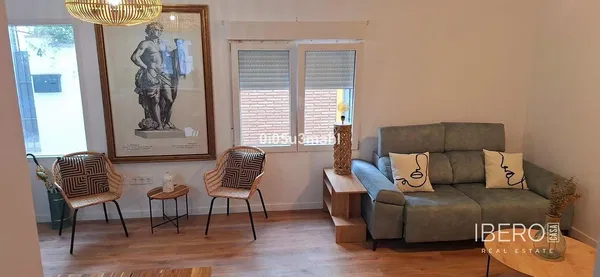 Σαλόνι; ξύλινο πάτωμα, φυσικό φως, μοντέρνο στυλ, ψηλά ταβάνια