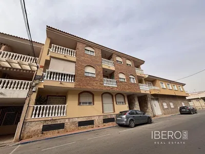 Oturma odası; ahşap zemin, doğal ışık, modern stil, yüksek tavan