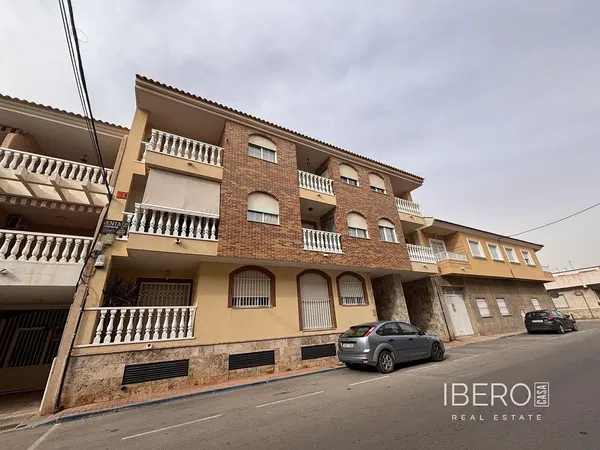 Oturma odası; ahşap zemin, doğal ışık, modern stil, yüksek tavan