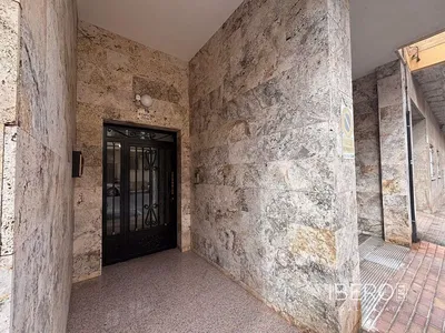 Oturma odası; ahşap zemin, doğal ışık, modern stil, yüksek tavan