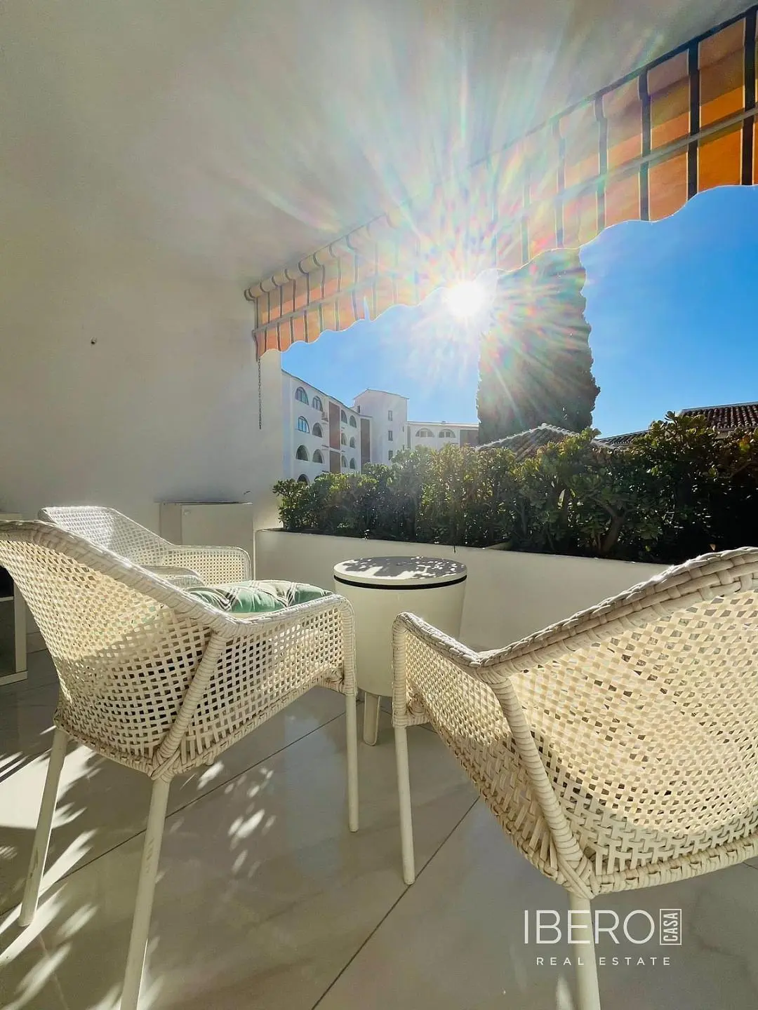 Σαλόνι; ξύλινο πάτωμα, φυσικό φως, μοντέρνο στυλ, ψηλά ταβάνια