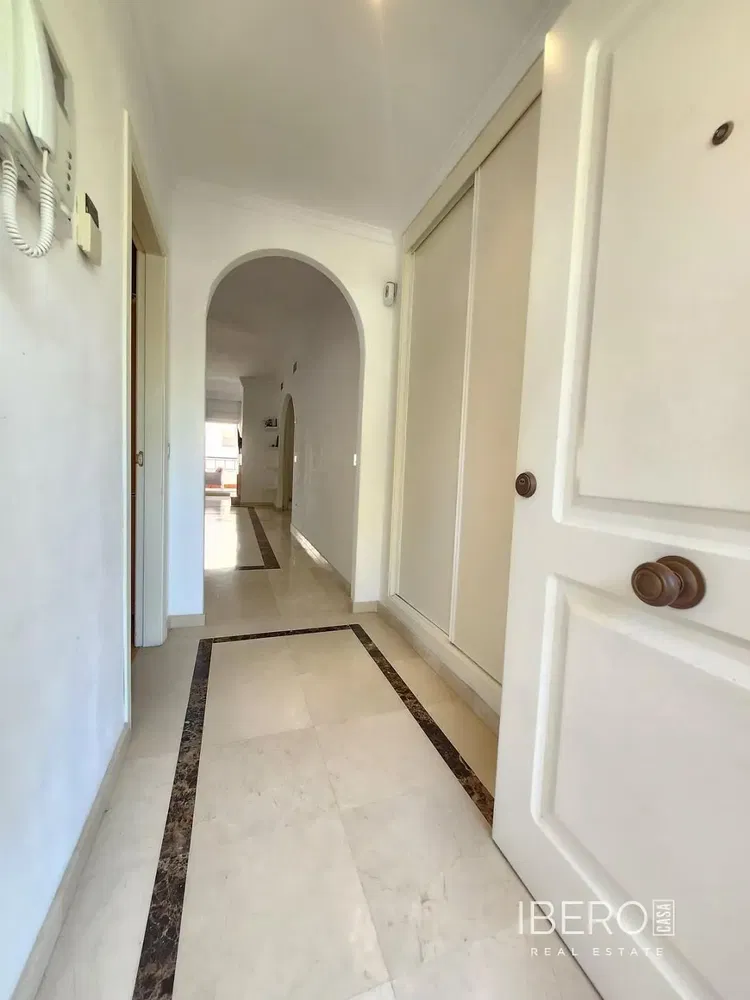 Living room; wood floor, natural light, modern style, high ceiling