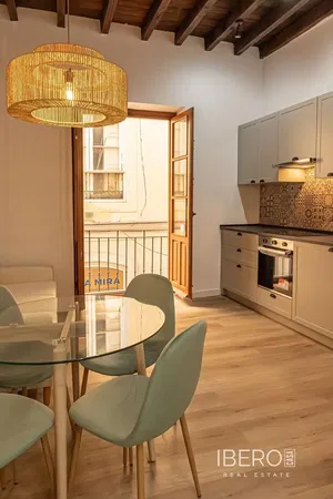 Woonkamer; houten vloer, natuurlijk licht, moderne stijl, hoge plafonds