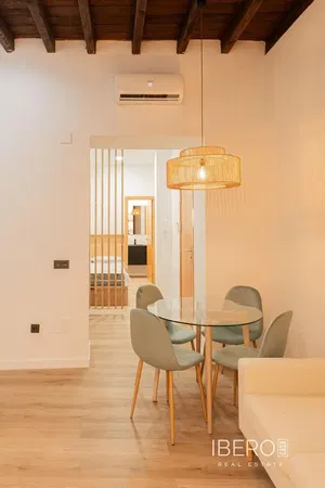 Woonkamer; houten vloer, natuurlijk licht, moderne stijl, hoge plafonds