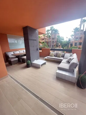 Sala de estar; chão de madeira, luz natural, estilo moderno, teto alto