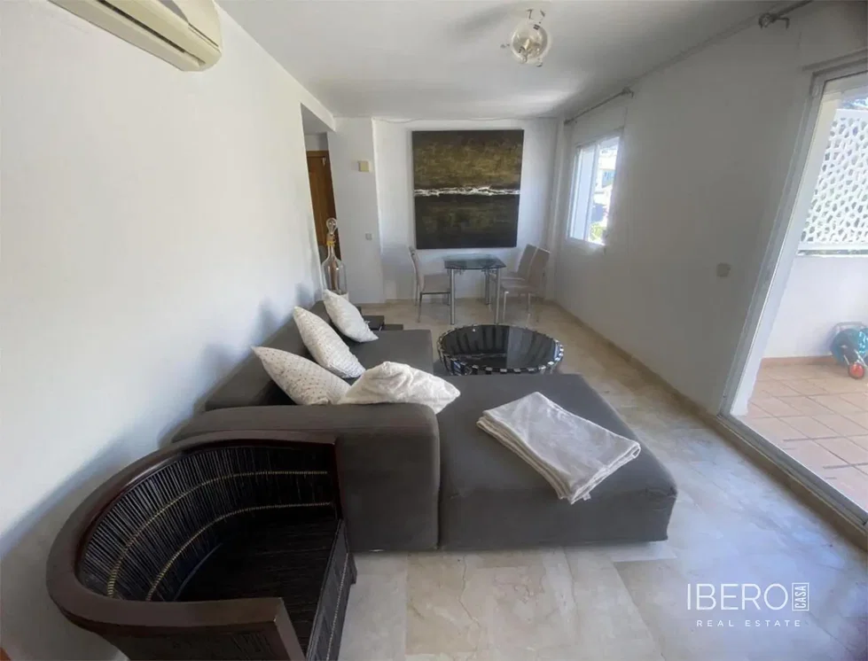 Living room; wood floor, natural light, modern style, high ceiling