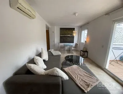 Woonkamer; houten vloer, natuurlijk licht, moderne stijl, hoge plafonds