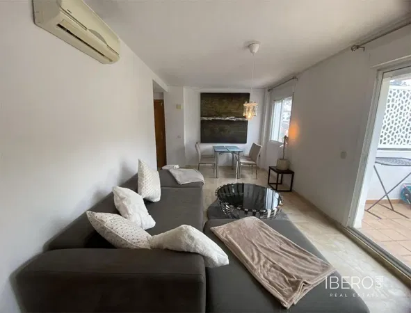 Woonkamer; houten vloer, natuurlijk licht, moderne stijl, hoge plafonds