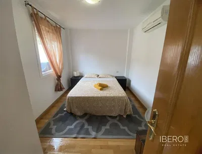 Woonkamer; houten vloer, natuurlijk licht, moderne stijl, hoge plafonds