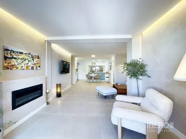 Sala de estar; chão de madeira, luz natural, estilo moderno, teto alto