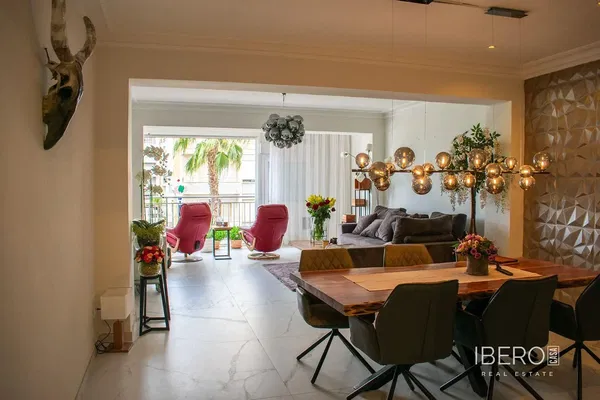 Sala de estar; chão de madeira, luz natural, estilo moderno, teto alto