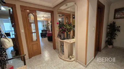 Sala de estar; luz natural, chão de madeira, estilo moderno, teto alto