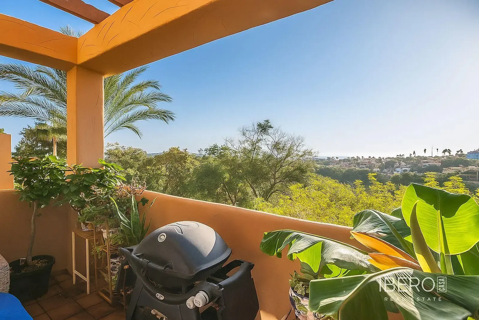 Dnevni boravak; drveni pod, prirodna svjetlost, moderan stil, visoki stropovi