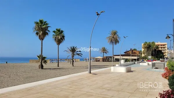 Woonkamer; houten vloer, natuurlijk licht, moderne stijl, hoge plafonds