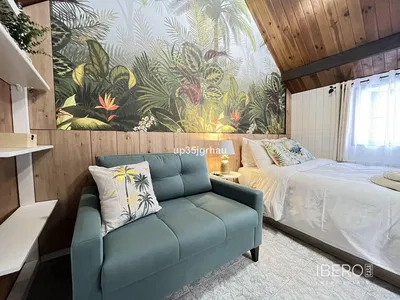 Woonkamer; houten vloer, natuurlijk licht, moderne stijl, hoge plafonds