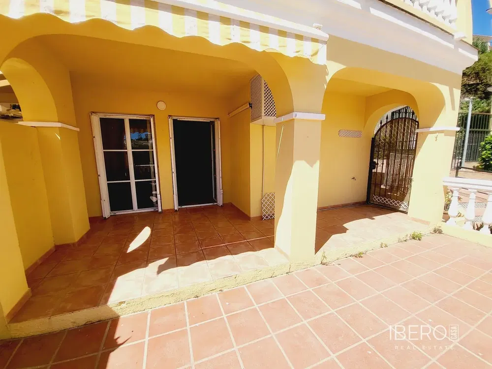 Wohnzimmer; holzboden, tageslicht, moderner stil, hohe decken