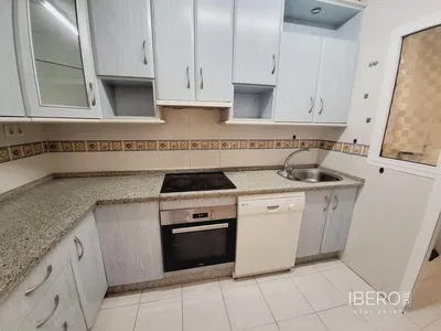 Wohnzimmer; holzboden, tageslicht, moderner stil, hohe decken