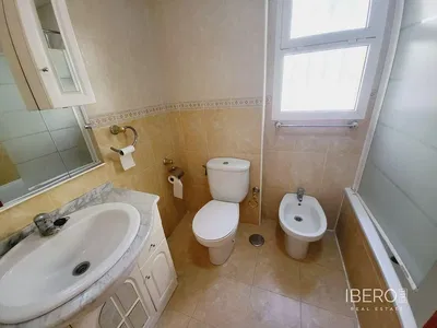 Wohnzimmer; holzboden, tageslicht, moderner stil, hohe decken