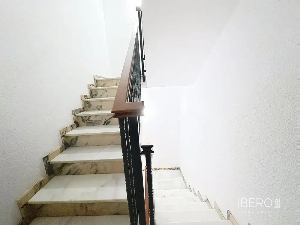 Salon; podłoga drewniana, światło dzienne, styl nowoczesny, wysokie sufity