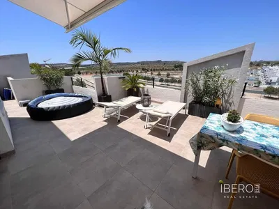 Sala de estar; chão de madeira, luz natural, estilo moderno, teto alto