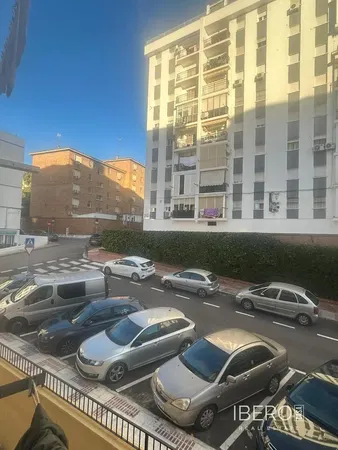 Sala de estar; chão de madeira, luz natural, estilo moderno, teto alto