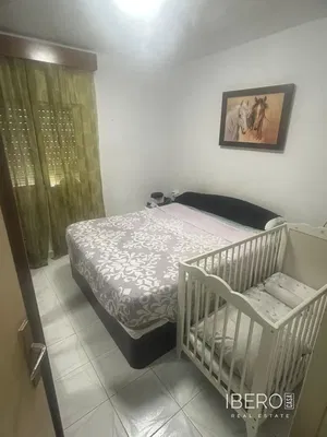 Sala de estar; chão de madeira, luz natural, estilo moderno, teto alto