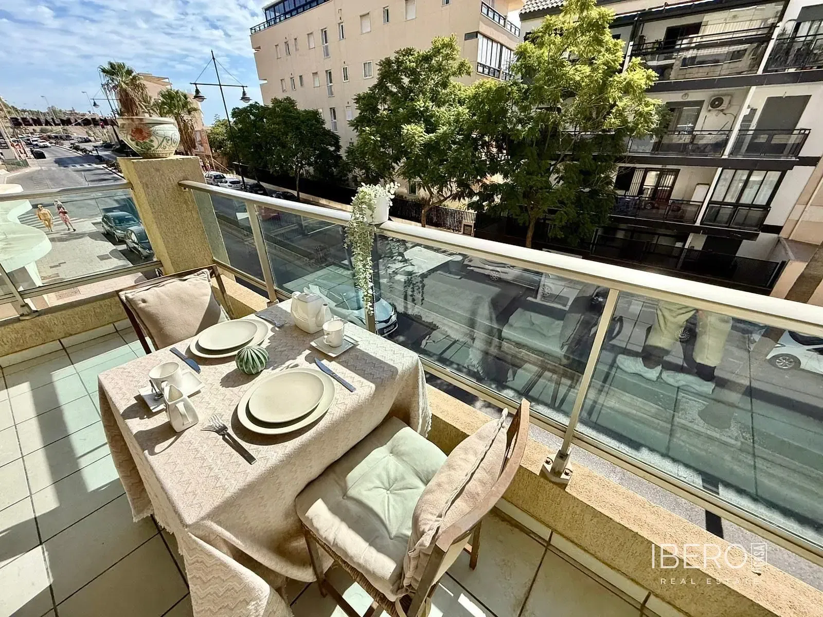 Sala de estar; chão de madeira, luz natural, estilo moderno, teto alto