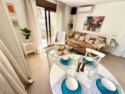 Sala de estar; chão de madeira, luz natural, estilo moderno, teto alto